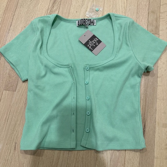 Brand new green top - Picture 1 of 2